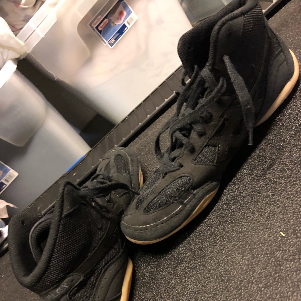 Wrestling shoes